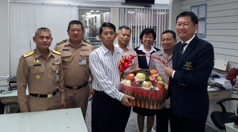 อุปนายกฯ นำคณะกรรมการบริหารและเจ้าหน้าที่สมาคมฯ มอบกระเช้าผลไม้ นายกสมาคมกีฬาปัญจกีฬาแห่งประเทศไทย