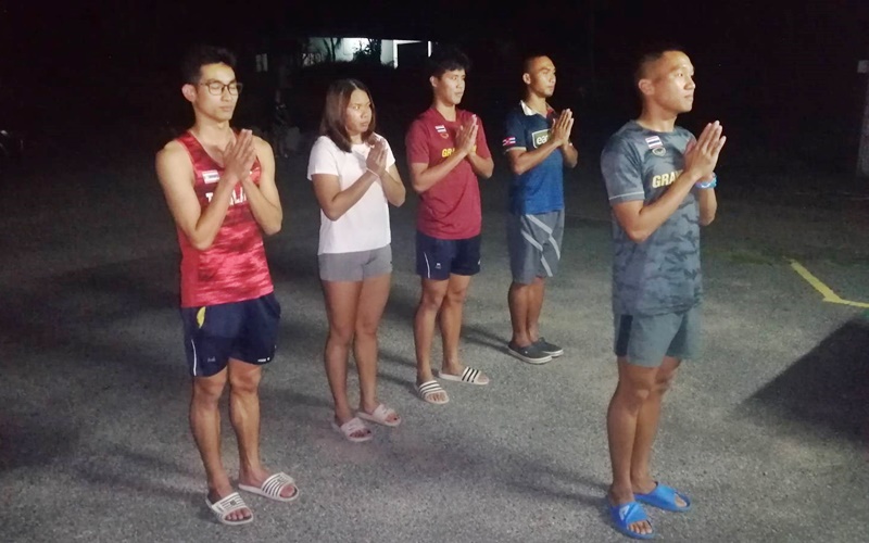 ทีมนักกีฬาปัญจกีฬา ที่เก็บตัวฝึกซ้อม รับฟังการชี้แจงจากผู้ฝึกสอนในเรื่องการปฏิบัติตนในการเก็บตัวฝึกซ้อมฯ