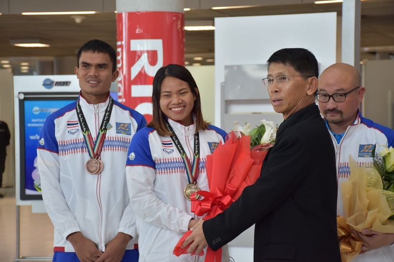 อุปนายกสมาคมกีฬาปัญจกีฬาแห่งประเทศไทย และคณะกรรมการสมาคมฯ พร้อมด้วยครอบครัว สื่อมวลชน มาต้อนรับ 2 นักกีฬาปัญจกีฬาทีมชาติไทย ที่เดินทางกลับมาถึงประเทศไทย