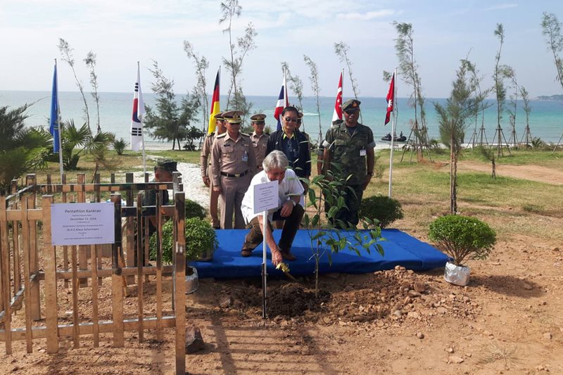 ประธาน UIPM ปลุูกต้นไม้เป็นที่ระลึกในบริเวณ นสร.
