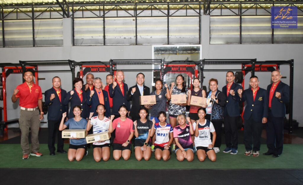 นายกสมาคมกีฬาปัญจกีฬาแห่งประเทศไทย และผู้บริหารสมาคม ให้การต้อนรับ พลเอก ดร.สุภมนัส ภารพบ ประธานอนุกรรมการติดตามผลการดำเนินโครงการของกองทุนพัฒนาการกีฬาแห่งชาติ