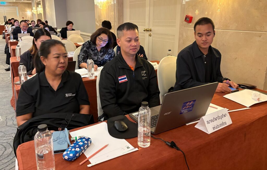 กรรมการ/ปชส สมาคมฯ และเจ้าหน้าที่ฝ่ายธุรการและงบประมาณ เข้าร่วมรับฟังการบรรยายแนวทางการกรอกข้อมูลคำขอ และการปรับปรุงคำขอการปรับแผน การรายงานผล และ MOU